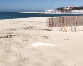Sex mit seiner heißen Tussi an einem sonnigen öffentlichen Strand