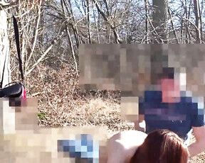 Zwei völlig Fremde machen draussen-Sex vor laufender Kamera im Wald