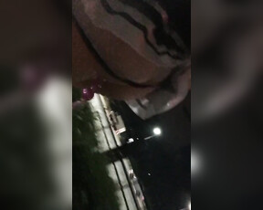 Mädchen läuft mit Dildokugeln in der Muschi die öffentliche Straße entlang