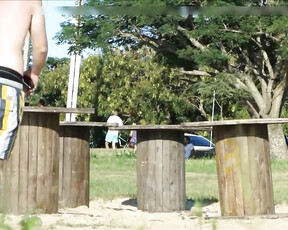 Frau mit großem Schwanzem Arsch und Tanga wird am Strand gefilmt