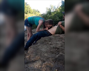 Als sie mit ihrer Freundin eine Wanderung machten machten sie eine Pause für einen kurzen Blasen