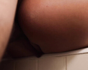 Geile Freundin spielt und hat Analsex in der Badewanne