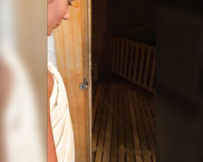 Er lädt eine wunderschöne reife Brünette zum Sex im öffentlichen SPA ein