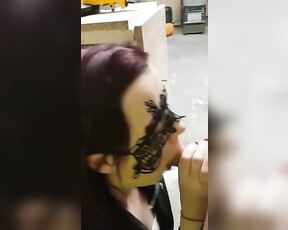 Eine Kollegin gibt ihrer Kollegin einen schnellen Blasen
