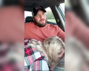 Ehemann bekommt während der Fahrt im Auto von seiner Ehefrau einen Blasen