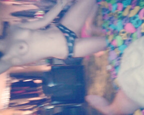 Sie hört nicht auf, den Schwanz zu lutschen, bis er ihr in den Mund spritzt