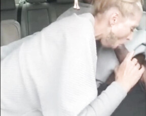 Geile Blondine Puma macht im Auto riskanten Oralsex mit einem Schwarzen