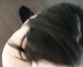 Supersüße Brünette liebt es den schwarzen Schwanz zu lutschen