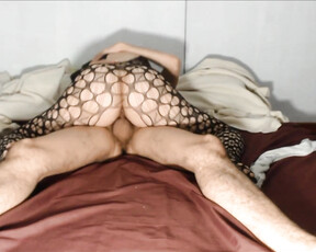 Geile Ehefrau in Netzunterwäsche bekommt Sex