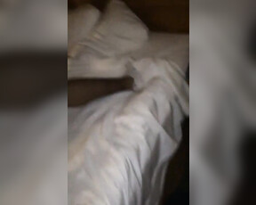 Cuckold-Ehemann sieht Ehefrau zu wie sie so laut stöhnt während sie von schwarzem Mann penetriert wird