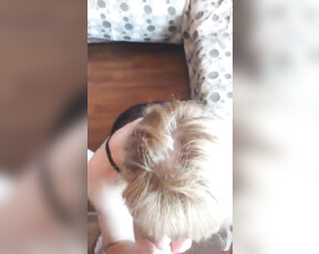 Reife Dame mit ihrem Mund voller Sperma